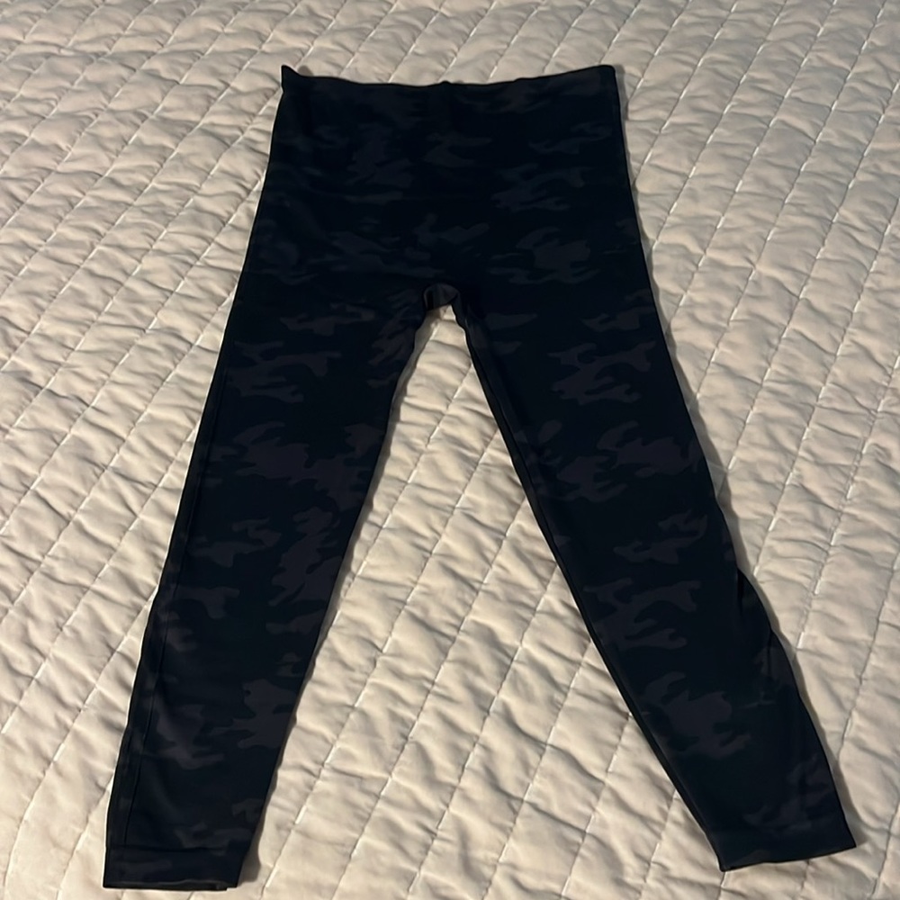Spanx Leggings | size Large | Black Camo | Look at me now seamless leggings.